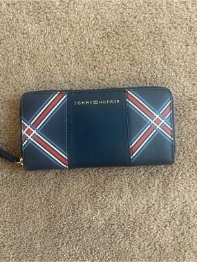 Tommy Hilfiger Navy Saffiano Zip Wallet with Tricolor Plaid
